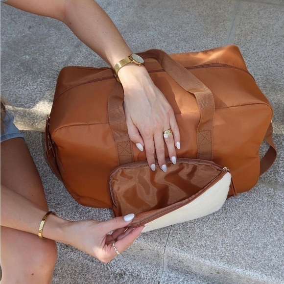 Brand New Weekender Duffle Travel Bag Removable Faux Sherpa Pouch Crossbody - Picture 4 of 15